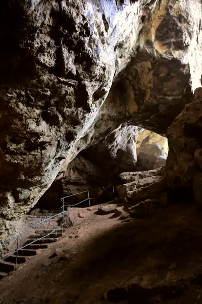 Kakushöhle und Kartsteinfelsen