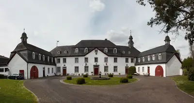 Schloss Auel mit Schlosskapelle "Sankt Johannes Nepomuk" .